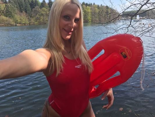 Lara CumKitten - sexy Baywatch Selfies
