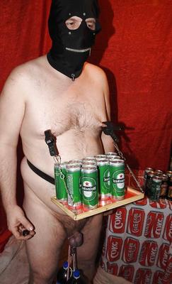 リー夫人にビールを提供する