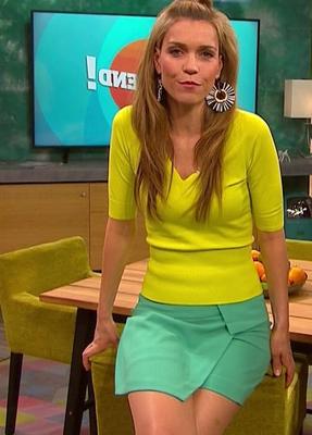 足の長いドイツ人テレビ熟女アネット・モラー