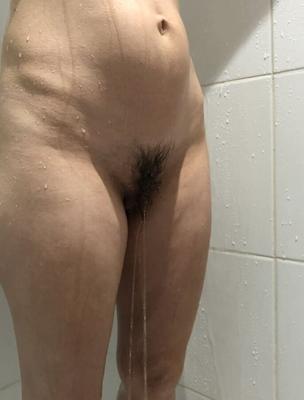 Femme rasant la chatte poilue à ma demande !