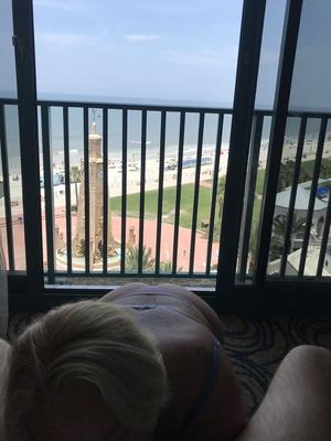MILF-Schlampe nimmt den Schwanz ihres Herrn in Daytona Beach