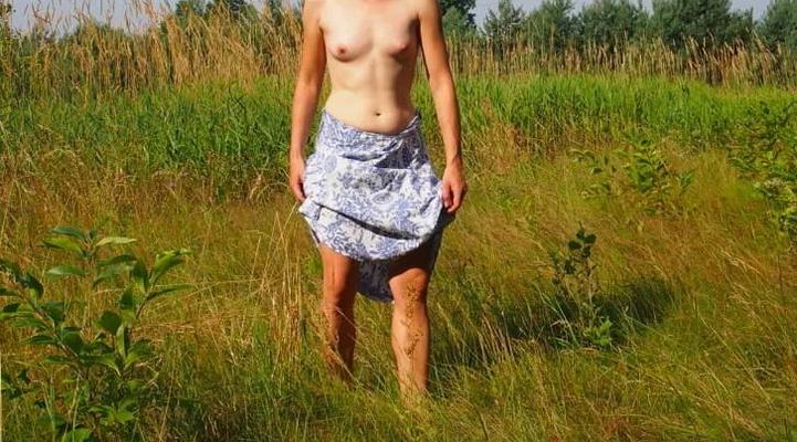 自然の秘密がささやかれる森で照れながら