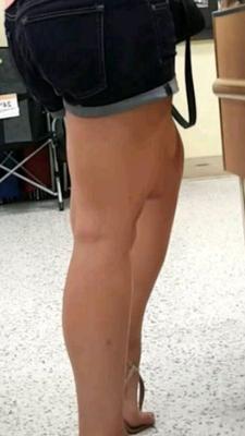 Voyeur nice ass in shorts in checkout line