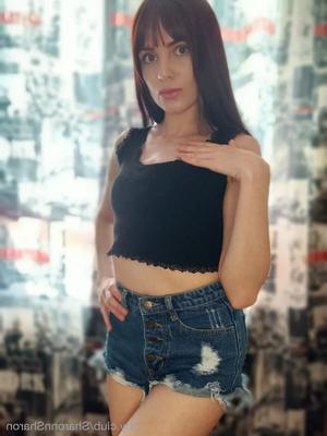 Vikki 🤍 Free Photos - 5 Pics