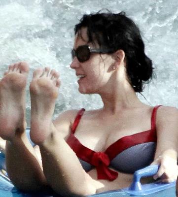 Katy Perry Pieds