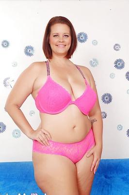 Thick and juicy plumper Amanda Fox gets wet and horny
