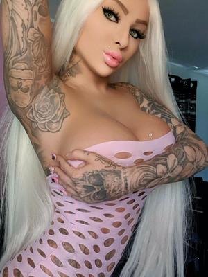 Ta chienne tatouée préférée