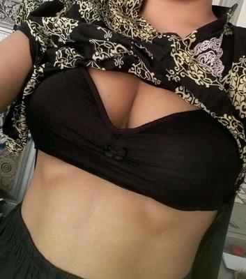 Pakistani Karachi Hot &amp; Beautiful Call Girl
