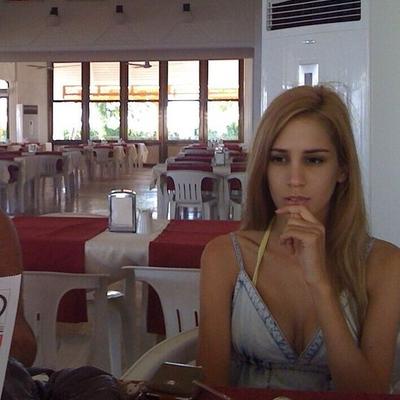 セクシーなトルコのゼイネプ・コチャク