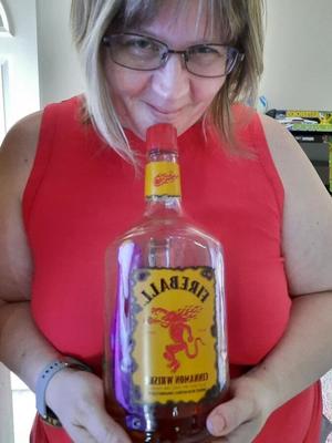 ドリンクを飲みながらリラックスするぽっちゃり系妻