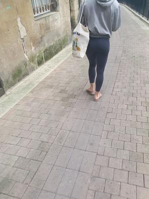 TIGHT ASS IN YOGA PANTS