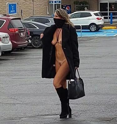 Sexy MollyBlackkitty does her shopping naked - 6 Pics