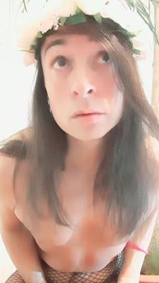 花冠をかぶった女王ティグラ。