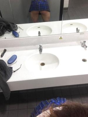公衆トイレで大きなお尻とおっぱいを見せつけるタビアン