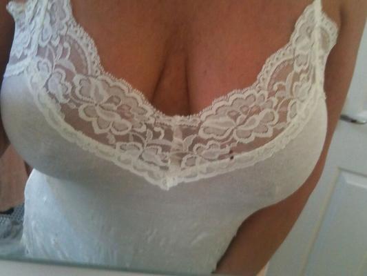 SuZa avec soutien-gorge en chaîne