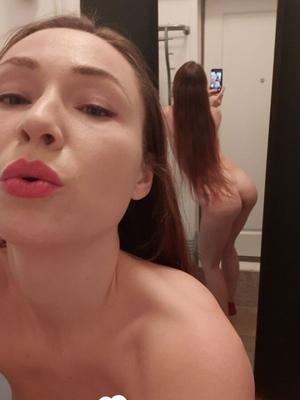 Plantureuse chérie adore poser devant le miroir