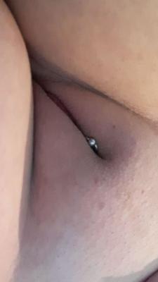 Gode ​​et jouet avec ma chatte humide