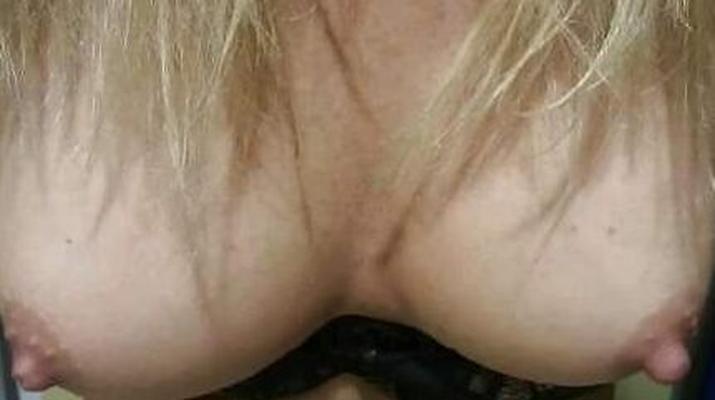 Hairy JoyTwoSex Playing With Zucchini