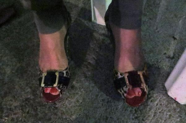 my wifes feet are so dried out they need humidity