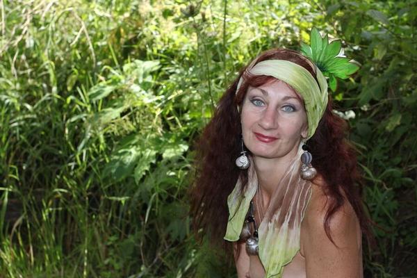 Wildes Mädchen im Dickicht