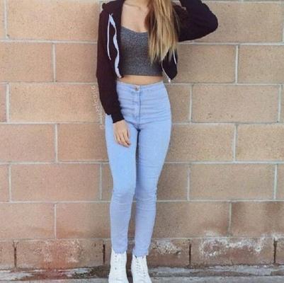 控えめな服装の女性