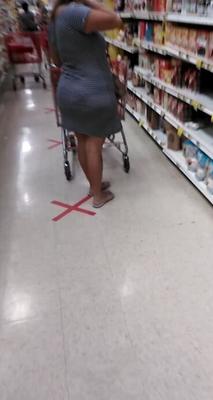 COVID Madurita con megaculona de compras en vestido
