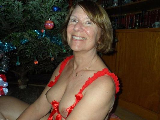 Mimi is a natural French wife