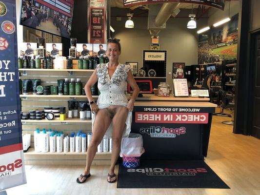 Leslie Desnudez pública estrías coño peludo arbusto Cellulit