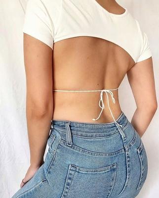 バックレスドレス