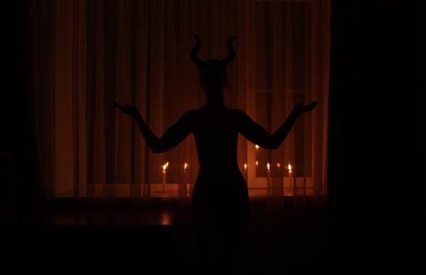 キャンドルを持った裸のマレフィセント