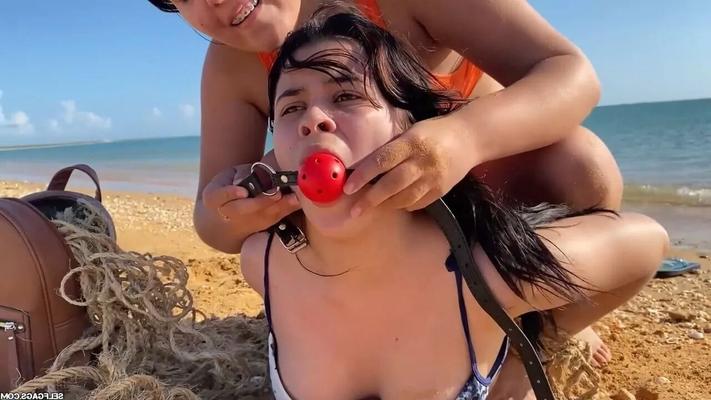 Связанные на свиньях и с кляпом во рту в морской воде - Selfgags - 33 фото