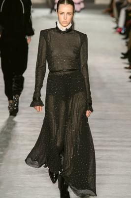 Edie Campbell transparente à la fashion week de février