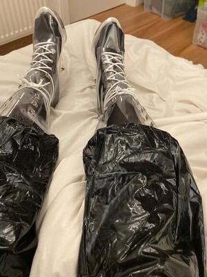 Черный и прозрачный ПВХ.