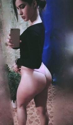 - les salopes se prennent en selfies