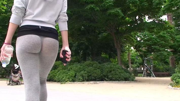 透明なタイツを履いた熱いお尻のスペイン人ティーン