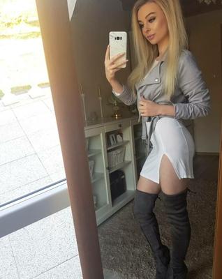 blonde selfie
