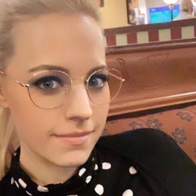 TV Moderatorin Carolin Bluechel