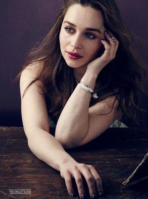 Emilia Clarke : Donnez-moi du NOIR et du GRAND