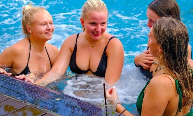 Pool party ()