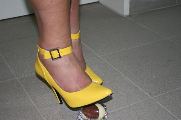 Anna in yellow heels ...