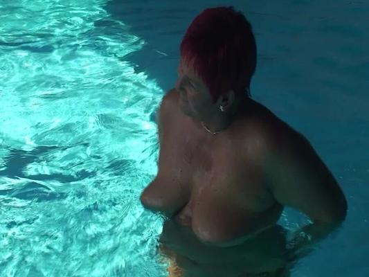 Nager nue dans la piscine