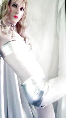 Crossdresser-CD-Schlampe posiert im Catsuit