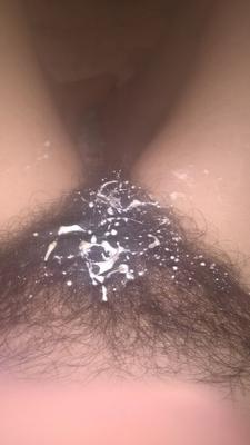 Hairy JoyTwoSex jouant avec de la glace