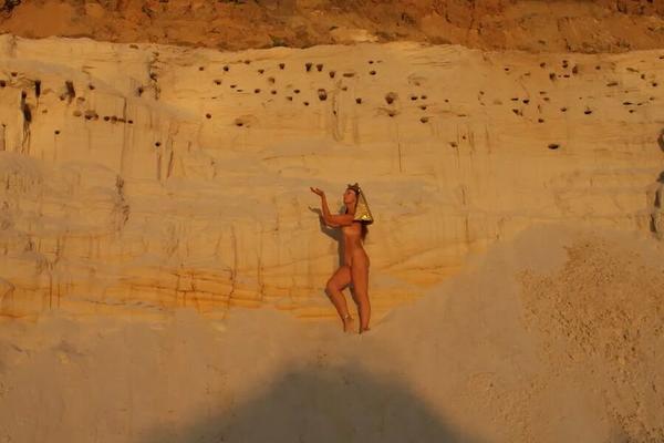 Be naked on sunset lighting - All in Orange
