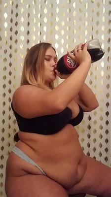 Девушка с кокаколой 01