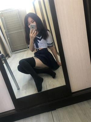熱い衣装でポーズをとるかわいい十代の美女