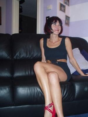 SHORT HAIR MILF