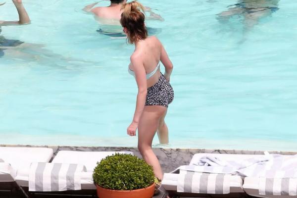 Lucy Hale Booty in Camouflage-Shorts