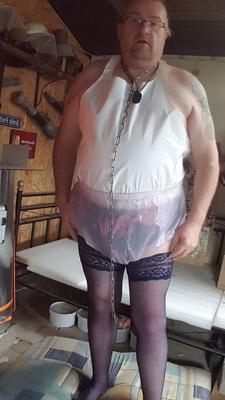 the horny sow plays with herself and is wet