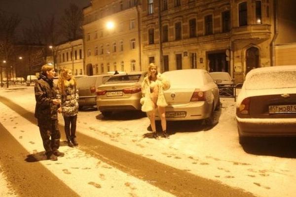 Blonde nue dans les rues d'hiver